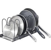 Pfannenhalter mit Pfannen und Deckeln