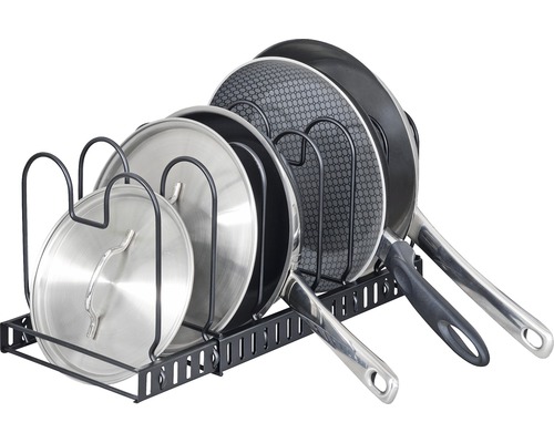 Pfannenhalter mit Pfannen und Deckeln