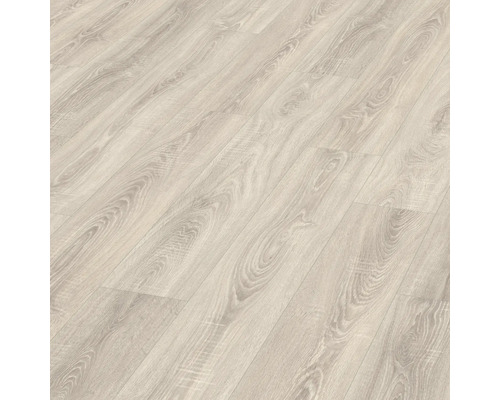 Heller Laminatboden mit Holzoptik verlegt