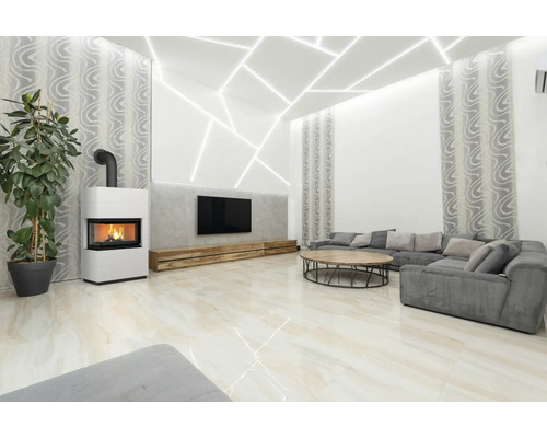 Wohnzimmer mit Kamin, Fernseher und Sofa für eine helle, moderne Atmosphäre