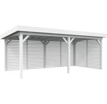 Weißer Carport aus Holz mit Lamellenwänden.