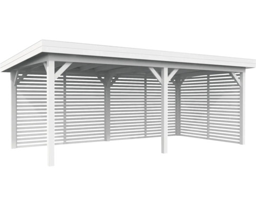 Weißer Carport aus Holz mit Lamellenwänden.