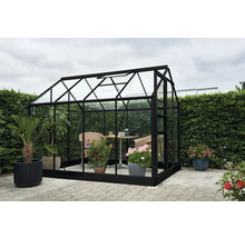 Gewächshaus mit Pflanzen und Sitzgelegenheiten im Garten