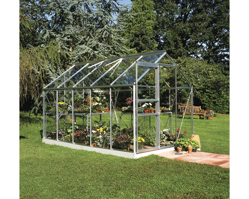 Gewächshaus mit Pflanzen im Garten