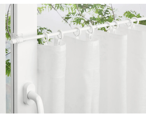 Gardinenstange mit Vorhang vor einem Fenster