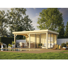 Holzpavillon mit Glasschiebetüren und überdachter Terrasse neben einem Pool in einem Garten.