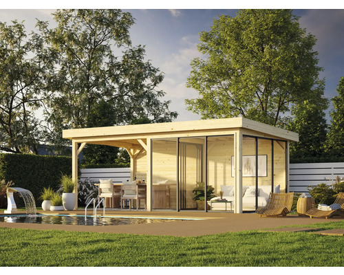 Holzpavillon mit Glasschiebetüren und überdachter Terrasse neben einem Pool in einem Garten.
