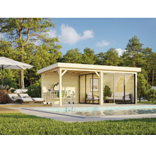 Holz Gartenhaus mit Glasschiebetüren neben einem Swimmingpool mit Liegestühlen und Grill