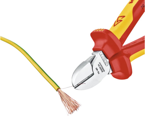 Knipex Seitenschneider schneidet ein Elektrokabel
