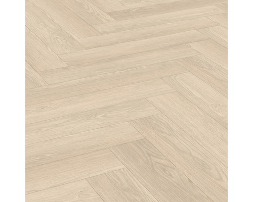 Verlegung von hellem Laminat im Fischgrätmuster.