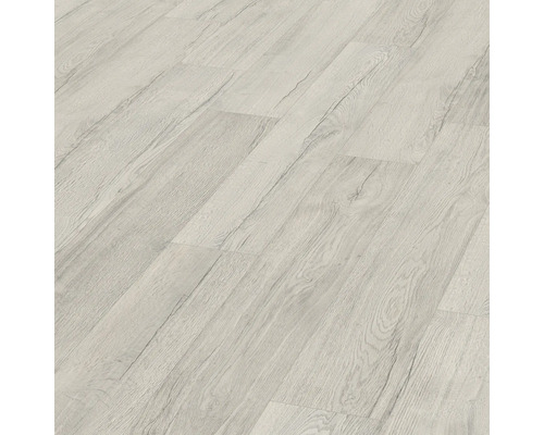 Verlegter heller Laminatboden mit Holzoptik