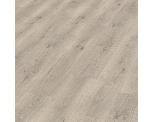 Verlegtes Laminat mit Holzoptik als Bodenbelag