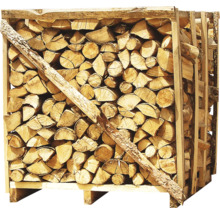 Holzpalette gefüllt mit Brennholz