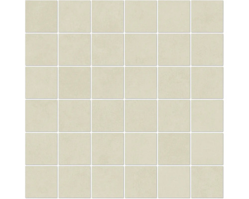 Fliesenmosaik mit quadratischen, beigen Steinen