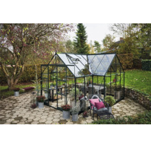 Gewächshaus mit Stahlrahmen und Glaswänden im Garten