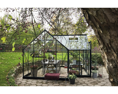 Gewächshaus mit Glas und Metallrahmen im Garten