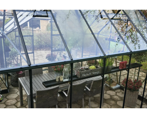 Gewächshaus mit Tisch, Stühlen und Pflanzen
