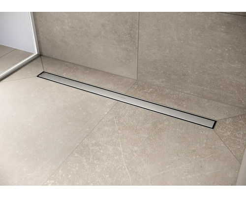 Längliche Duschrinne aus Metall im Badezimmer