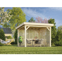 Holzpavillon mit Grillplatz, Tisch und Stühlen im Garten.