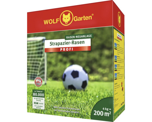 Rasensamen WOLF-Garten Strapazierrasen LJ200 4 kg / 200 m² Wolf Garten Strapazierrasen Profi Packung mit Fußball und Tor im Hintergrund.