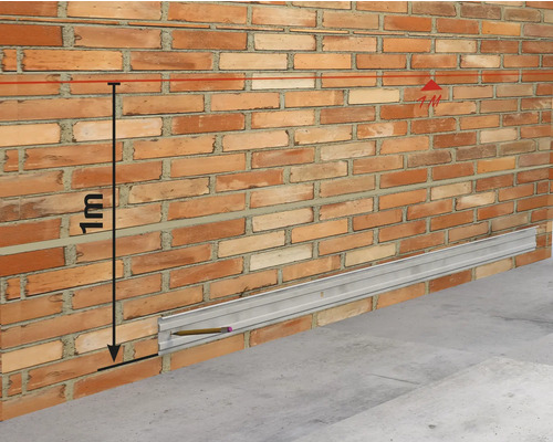 Wandmontage mit Distanzhalter an einer Backsteinmauer mit einer Höhe von einem Meter.
