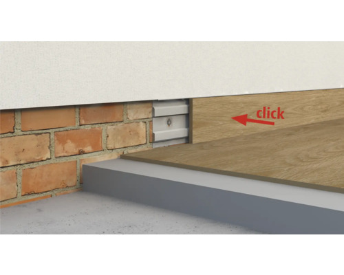Detailansicht einer Sockelverkleidung mit Klicksystem an einer Hauswand.