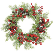 Dekorativer Türkranz mit Beeren und Kiefernzweigen für die Weihnachtszeit