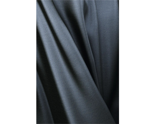 Nahaufnahme von grauem Stoff mit Falten