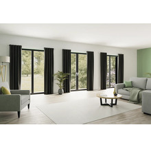 Wohnzimmer mit Fenster, Vorhängen, Sofa, Sessel, Tisch und Zimmerpflanze