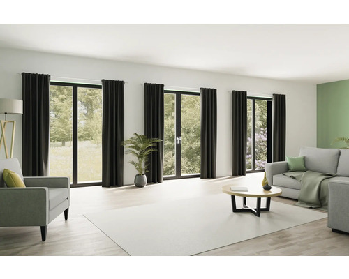 Wohnzimmer mit Fenster, Vorhängen, Sofa, Sessel, Tisch und Zimmerpflanze