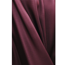 Nahaufnahme eines burgunderroten Stoffes mit Faltenwurf.