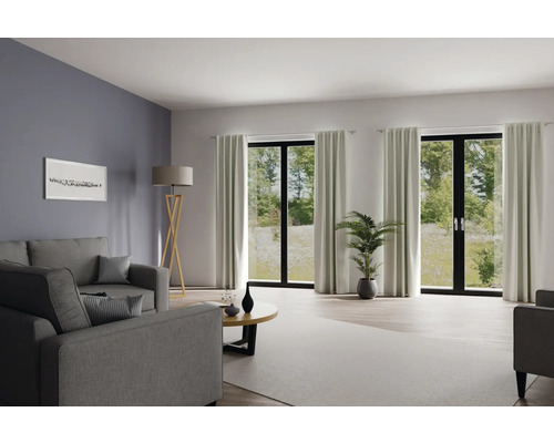 Heller Wohnraum mit Sofa, Stehlampe, Fenster und Vorhängen