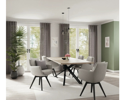 Helles Esszimmer mit Esstisch, Stühlen, Vorhängen und Zimmerpflanzen für eine freundliche Atmosphäre