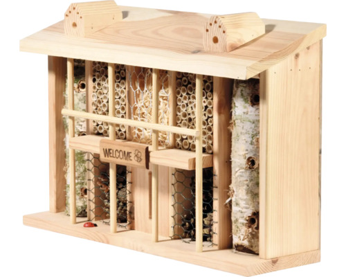 Insektenhotel aus Holz mit verschiedenen Füllmaterialien
