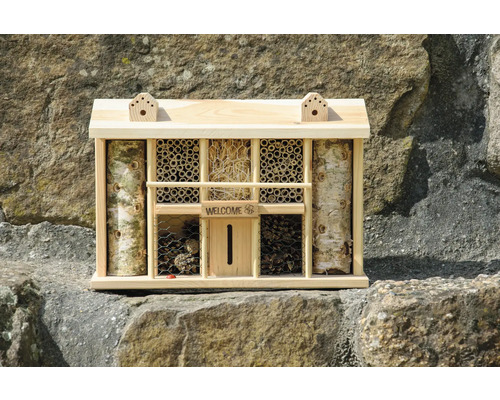 Insektenhotel aus Holz mit verschiedenen Füllmaterialien für Insekten