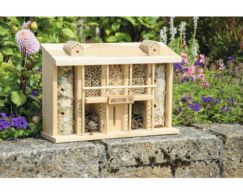 Insektenhotel aus Holz mit verschiedenen Füllmaterialien im Garten