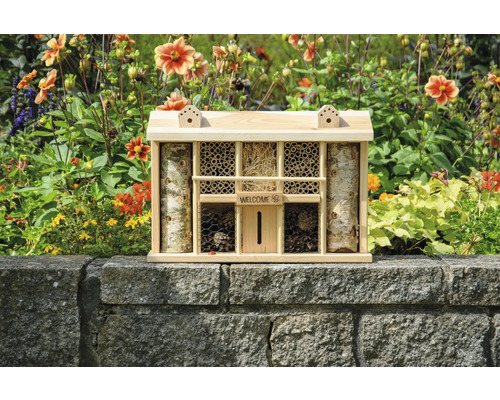 Insektenhotel aus Holz mit verschiedenen Füllmaterialien zur Förderung der Artenvielfalt im Garten