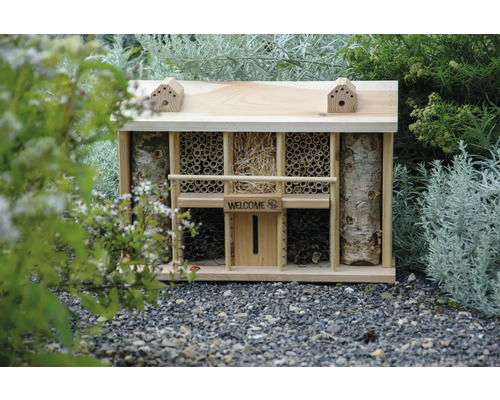 Insektenhotel aus Holz mit verschiedenen Füllmaterialien im Garten