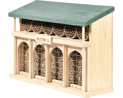 Insektenhotel aus Holz mit verschiedenen Nisthilfen für Insekten