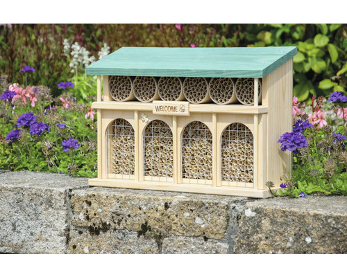 Insektenhotel aus Holz mit Dach und Nisthilfe für den Garten