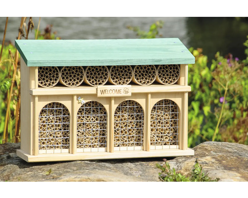 Insektenhotel aus Holz mit Röhren und Gitter
