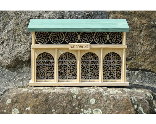 Insektenhotel aus Holz mit Bambus und Röhren zur Insektenförderung