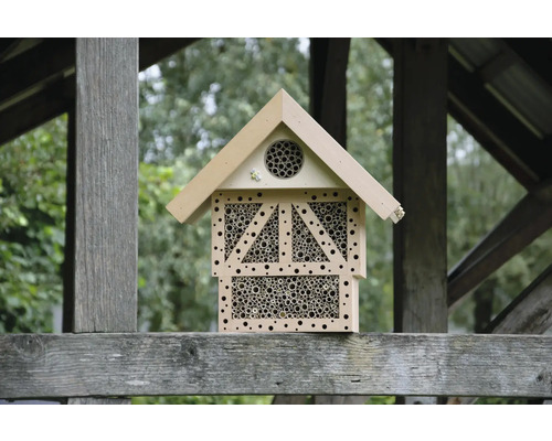 Insektenhotel aus Holz mit Röhren als Nistplätze für Insekten