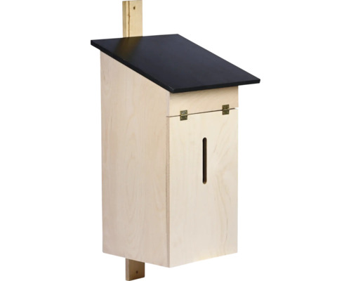 Insektenhotel aus Holz mit schwarzem Dach