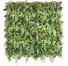 Künstliche Pflanzenwand mit verschiedenen grünen Blättern und kleinen weißen Blüten