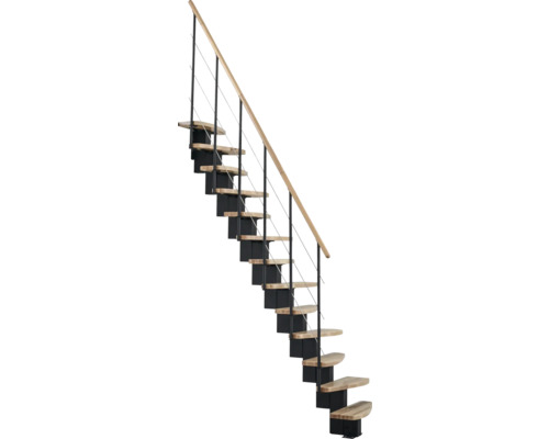 Holztreppe mit Metallgeländer