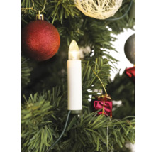 Detailaufnahme eines Weihnachtsbaums mit Baumschmuck und Kerzenlichterkette