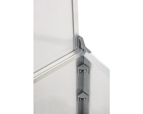 Detailansicht einer Gewächshauskonstruktion mit Polycarbonatplatten und Aluminiumrahmen.