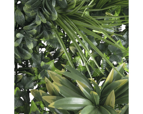 Künstliche Pflanzenwand mit verschiedenen grünen Pflanzen