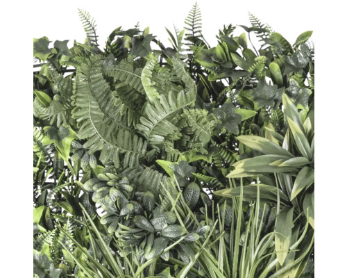 Nahaufnahme einer künstlichen Hecke mit verschiedenen grünen Blättern und Farnen.